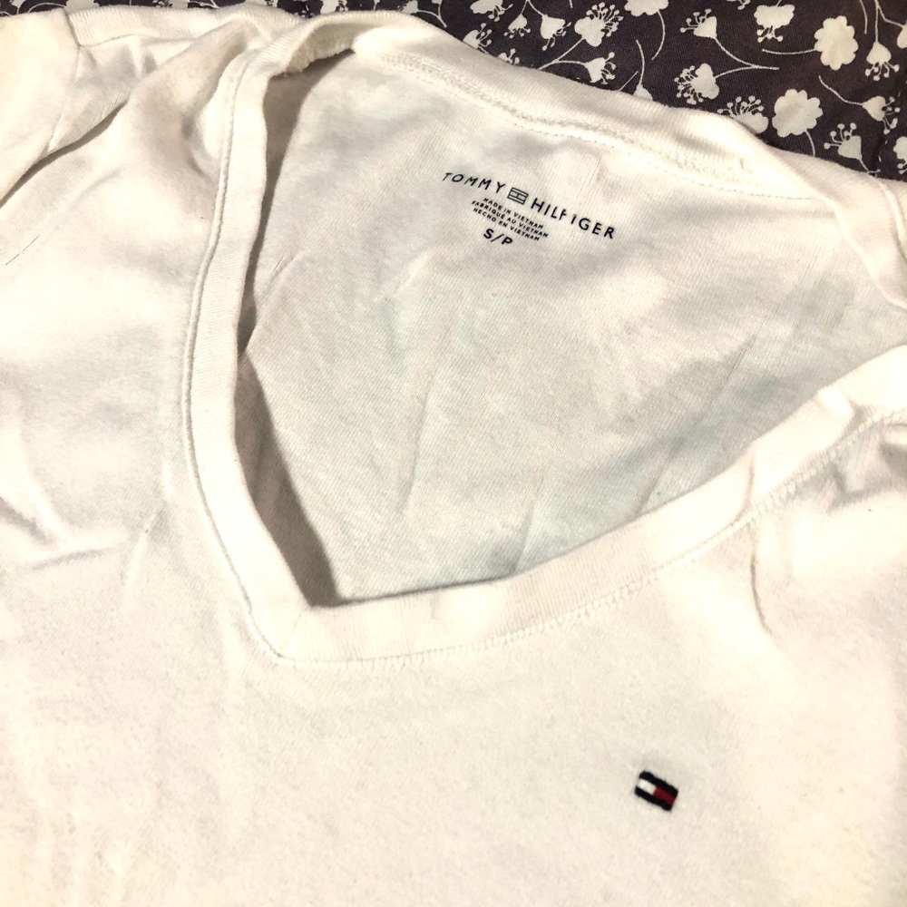 Tommy Hilfiger Perfectly White V-neck top! 💋